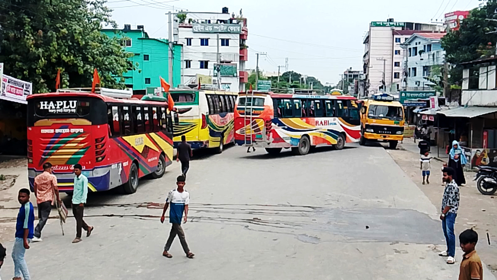 কৃষক দল নেতা মজিবের মুক্তিসহ ৩ দফা দাবিতে দিনাজপুরে সড়ক অবরোধ
