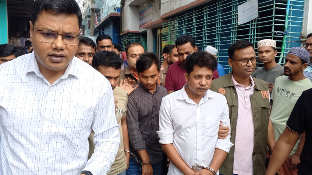 দুই শিক্ষকসহ নিয়োগ পরীক্ষায় ডিভাইস চক্রের ৩ সদস্য গ্রেপ্তার