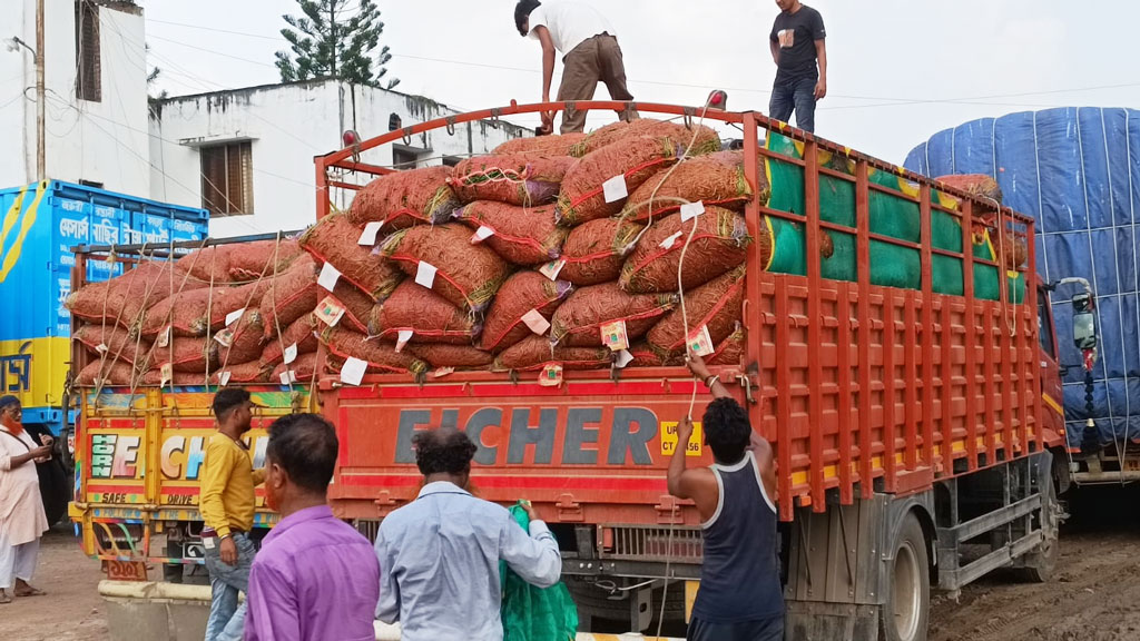 আমদানি বন্ধ, হিলিতে দাম বেড়ে কাঁচা মরিচের কেজি ২৮০ টাকা