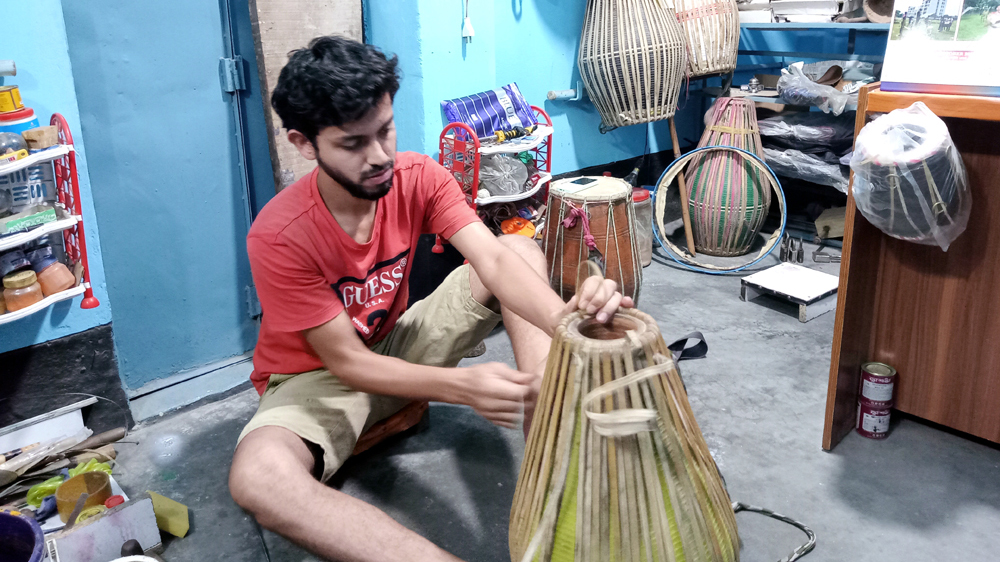 আধুনিকতার ভিড়ে হারিয়ে যাচ্ছে দেশীয় বাদ্যযন্ত্র, অনিশ্চয়তায় চার প্রজন্মের ঐতিহ্য