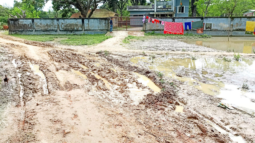 ২০০ মিটার কাঁচা রাস্তায় পাঁচ প্রতিষ্ঠানে চলাচলে দুর্ভোগ