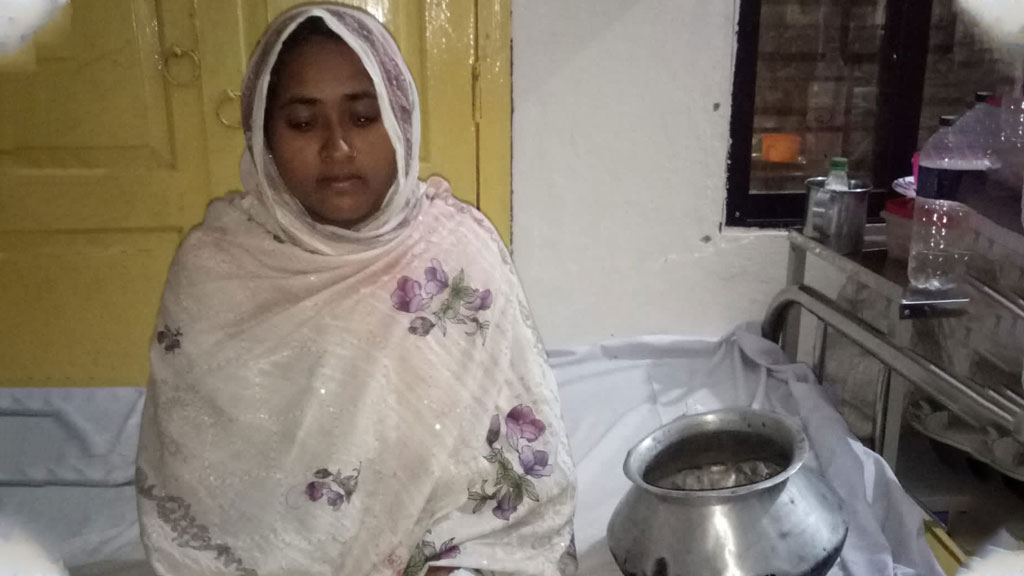 সাপের ছোবল খেয়ে সাপসহ হাসপাতালে নারী