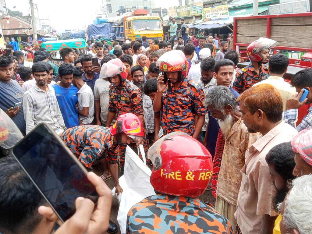 ঘোড়াঘাটে ট্রাকের চাপায় তিন মোটরসাইকেল আরোহী নিহত