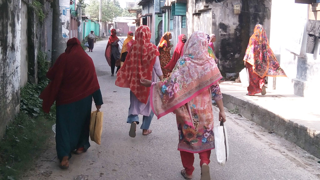 বাড়ি বাড়ি গিয়ে এক টুকরো মাংস চান তাঁরা, ফিরিয়ে দিলেও হাত বাড়ান