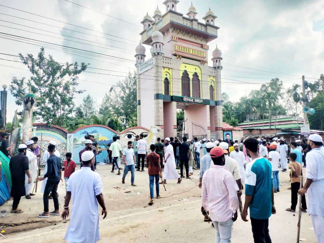 দিনাজপুরে বিনোদন পার্কে ইসলামবিরোধী কার্যকলাপের অভিযোগে হামলা, ভাঙচুর