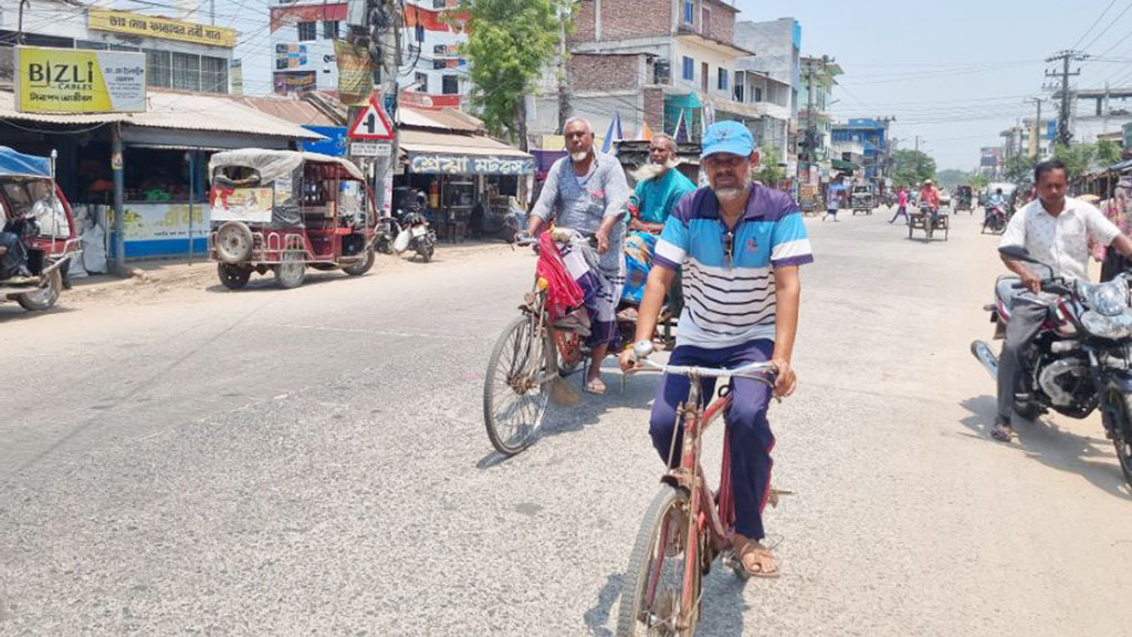 ফুলবাড়ীতে ভ্যাপসা গরমে জনজীবন অতিষ্ঠ