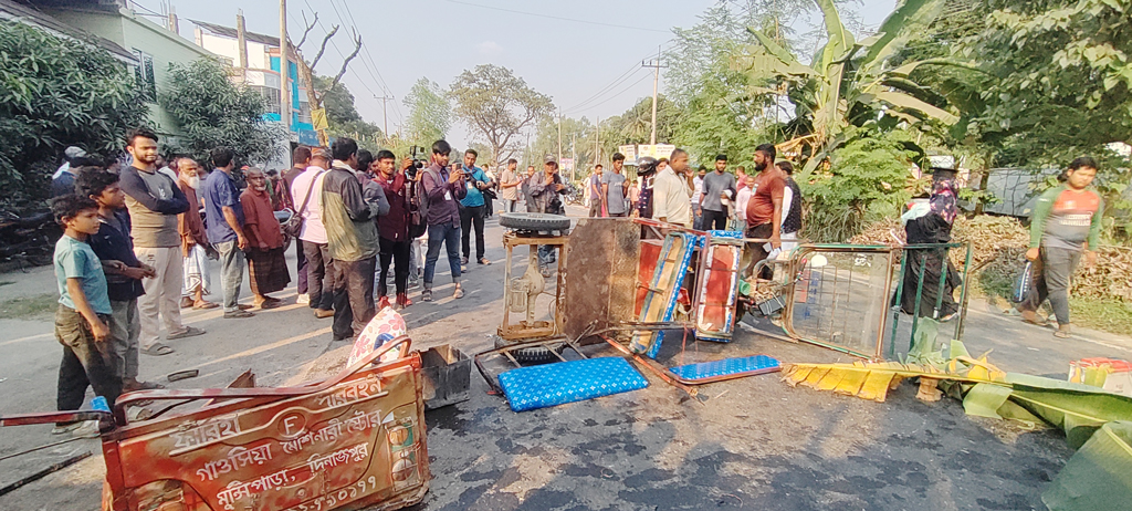 ছিটকে পড়া অটোরিকশা যাত্রীদের ওপর দিয়ে গেল বাস, নানি-নাতনিসহ নিহত ৪