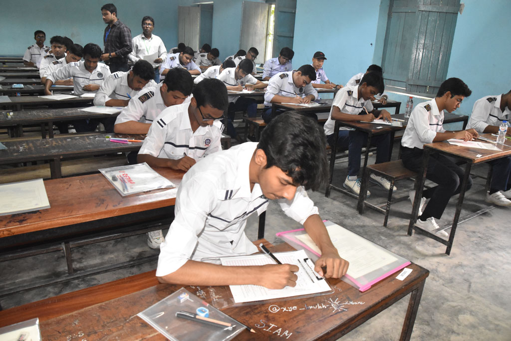 সারা দেশে শুরু হয়েছে এসএসসি ও সমমানের (দাখিল) ২০২৬ সালের পরীক্ষা। প্রথম দিনে বাংলা প্রথম পত্র পরীক্ষায় অংশ নিচ্ছে শিক্ষার্থীরা। ছবিটি রাজশাহী কলেজিয়েট স্কুল কেন্দ্র থেকে তোলা। ছবি: মিলন শেখ