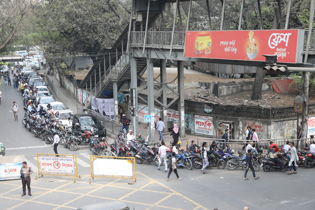 মৎস্য ভবন এলাকায় জ্বালানি তেল নিতে মোটরসাইকেল ও প্রাইভেট কারের লাইন। ছবি: মেহেদী হাসান