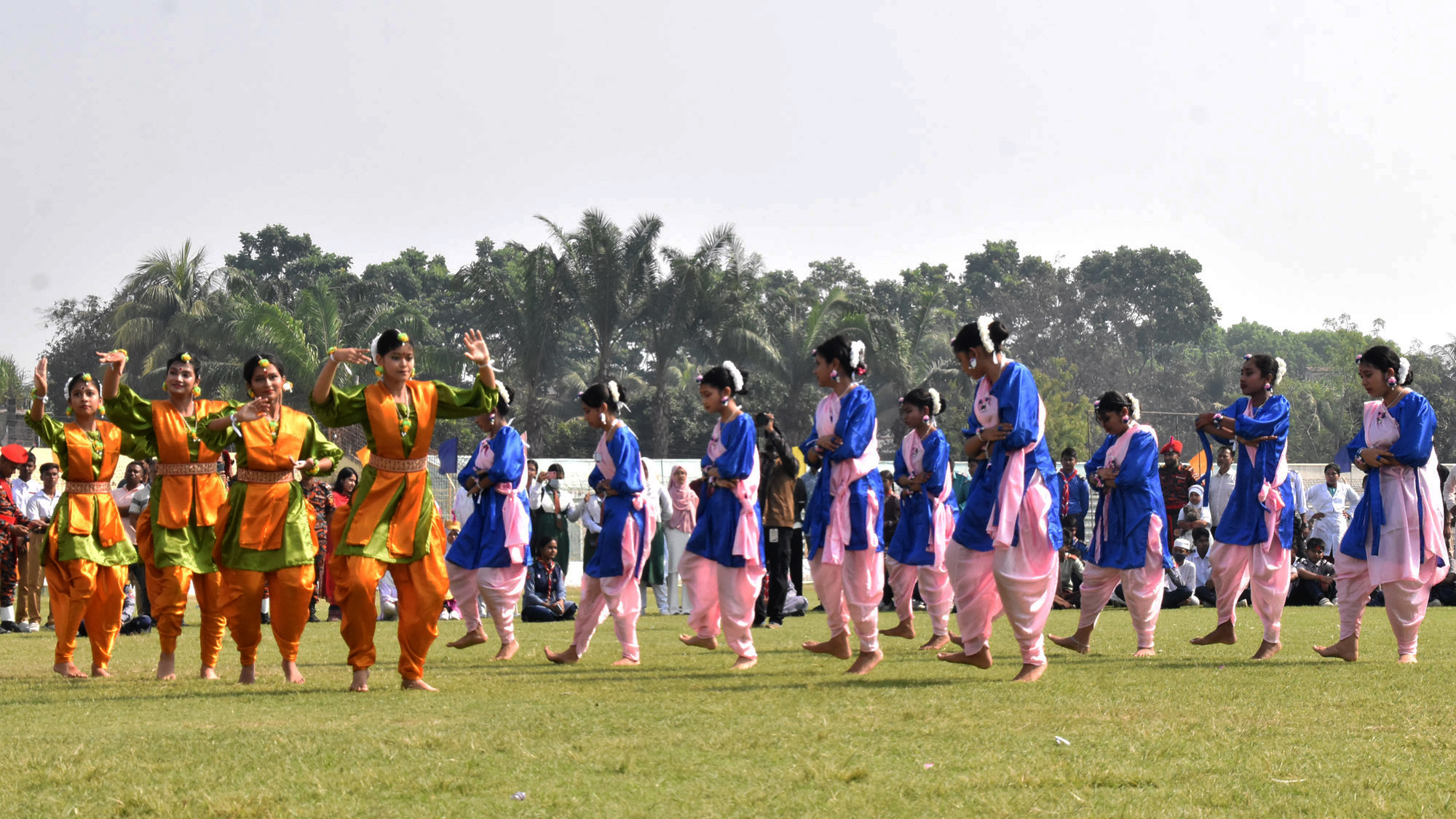 মহান স্বাধীনতা দিবস উপলক্ষে রাজশাহী জেলা প্রশাসনের আয়োজনে আজ সকালে মুক্তিযুদ্ধ স্মৃতি স্টেডিয়ামে বিভিন্ন বিদ্যালয়ের শিক্ষার্থীরা কুচকাওয়াজ প্রদর্শনী করে। ছবি: মিলন শেখ