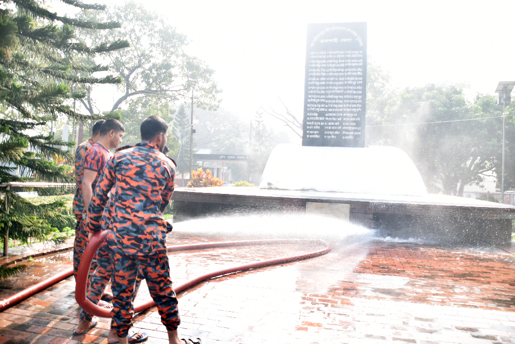 ১৬ ডিসেম্বর বিজয় দিবস উপলক্ষে রাজশাহী কোর্ট শহীদ মিনার প্রাঙ্গণ ফায়ার সার্ভিসের কর্মীরা পানি দিয়ে পরিষ্কার করছেন। জেলা প্রশাসক এই পরিচ্ছন্নতা কার্যক্রমের আয়োজন করেছেন। আজ সকালে তোলা। ছবি: মিলন শেখ