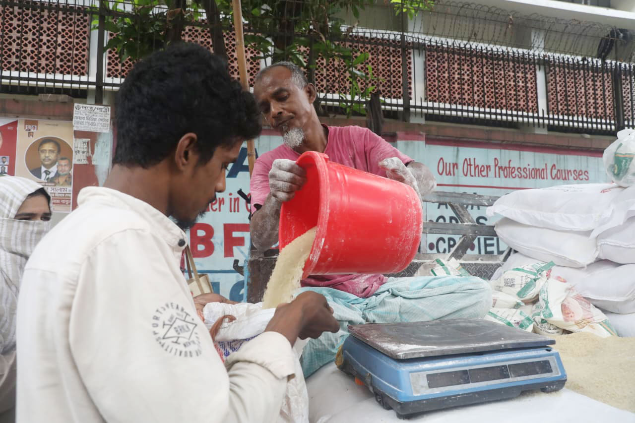 স্বল্পমূল্যে চাল, আটা ও অন্যান্য নিত্যপণ্য সংগ্রহের জন্য ওএমএসের ট্রাকের সামনে ভিড় জমিয়েছেন সাধারণ মানুষ। ছবিটি রাজধানীর নীলক্ষেত থেকে তোলা। ছবি: জাহিদুল ইসলাম