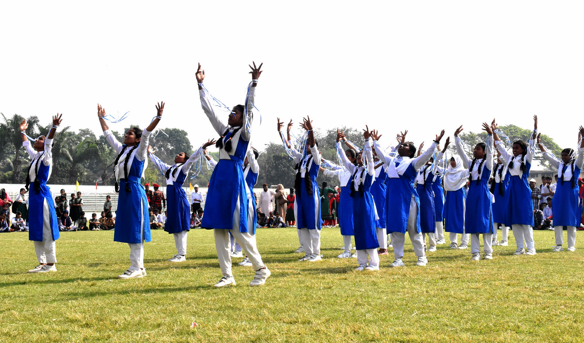 মহান স্বাধীনতা দিবস উপলক্ষে রাজশাহী জেলা প্রশাসনের আয়োজনে আজ সকালে মুক্তিযুদ্ধ স্মৃতি স্টেডিয়ামে বিভিন্ন বিদ্যালয়ের শিক্ষার্থীরা কুচকাওয়াজ প্রদর্শনী করে। ছবি: মিলন শেখ