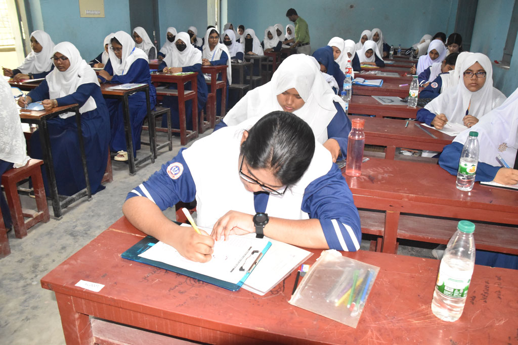 সারা দেশে শুরু হয়েছে এসএসসি ও সমমানের (দাখিল) ২০২৬ সালের পরীক্ষা। প্রথম দিনে বাংলা প্রথম পত্র পরীক্ষায় অংশ নিচ্ছে শিক্ষার্থীরা। ছবিটি রাজশাহী কলেজিয়েট স্কুল কেন্দ্র থেকে তোলা। ছবি: মিলন শেখ