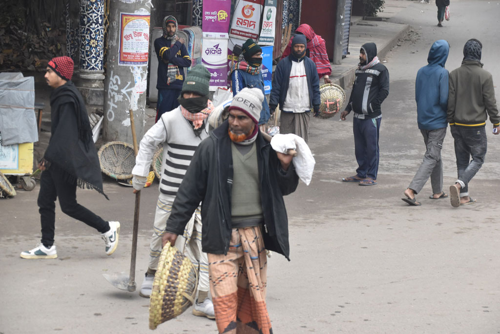 রাজশাহীতে আজ সকালে সূর্যের মুখ দেখা যায়নি। তীব্র শীত ও কুয়াশা ভরা সকালে সাধারণ মানুষ গরম পোশাক পরে নিজেদের গন্তব্যে ছুটছে। ছবিটি আজ সকাল সাড়ে ৯টায় নগরীর রেলগেট এলাকা থেকে তোলা। ছবি: মিলন শেখ