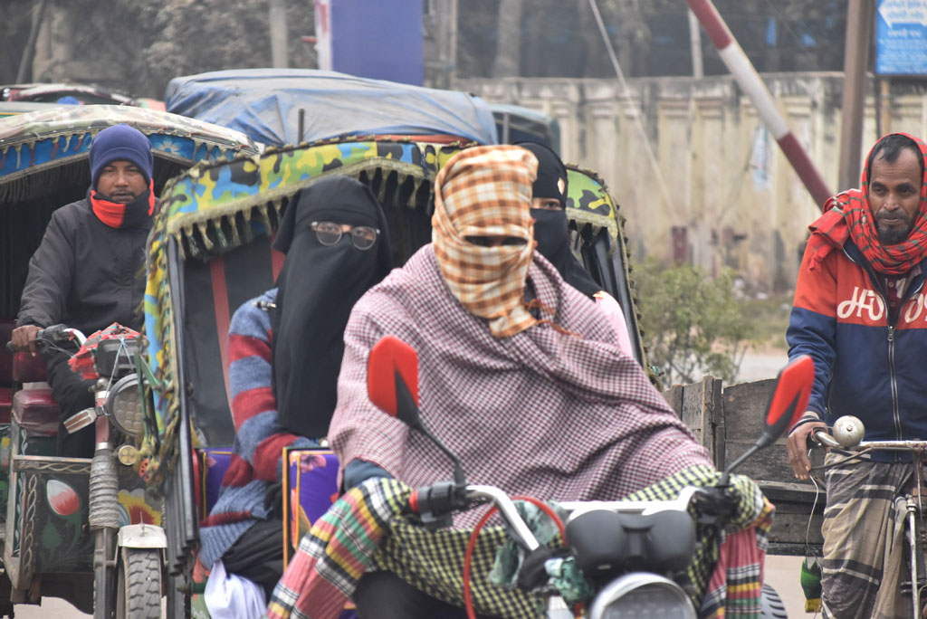 রাজশাহীতে আজ সকালে সূর্যের মুখ দেখা যায়নি। তীব্র শীত ও কুয়াশা ভরা সকালে সাধারণ মানুষ গরম পোশাক পরে নিজেদের গন্তব্যে ছুটছে। ছবিটি আজ সকাল সাড়ে ৯টায় নগরীর রেলগেট এলাকা থেকে তোলা। ছবি: মিলন শেখ