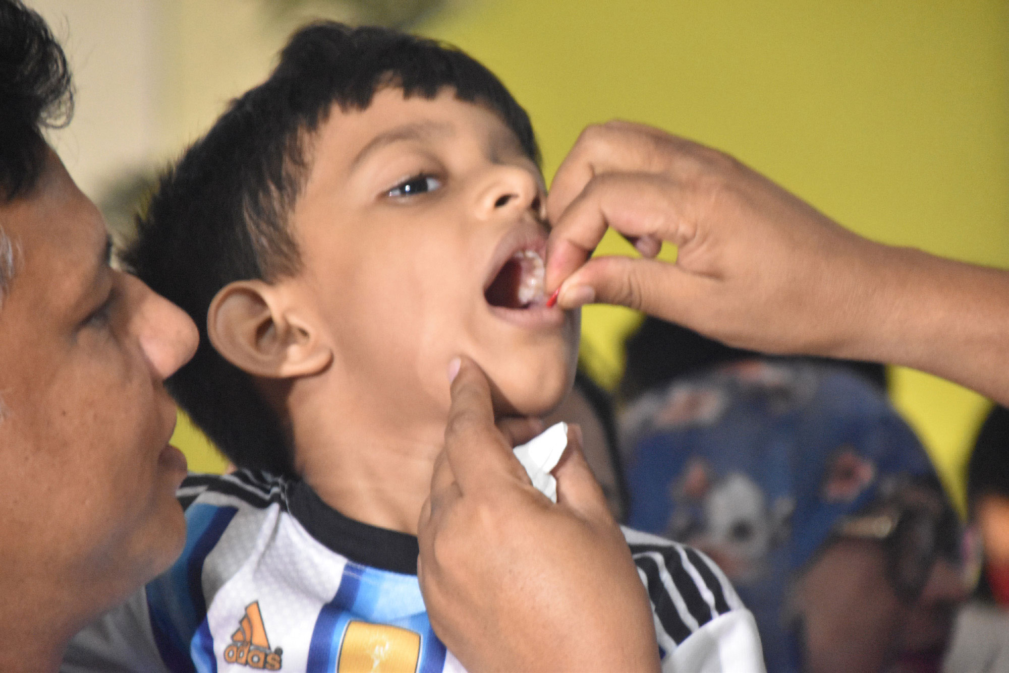 সারা দেশে শুরু হয়েছে জাতীয় ভিটামিন ‘এ প্লাস’ ক্যাম্পেইন ২০২৬। রোববার সকাল ৮টা থেকে বিকেল ৪টা পর্যন্ত একযোগে পরিচালিত এই কর্মসূচির আওতায় ৬ মাস থেকে ৫৯ মাস বয়সী ২ কোটি ৩৫ লাখ ১৪ হাজার ৯৭২টি শিশুকে অন্তর্ভুক্ত করার লক্ষ্যমাত্রা নির্ধারণ করা হয়েছে। রাজশাহী সিটি করপোরেশনের প্রশাসক মাহাফুজুর রহমান রিটন জাতীয় ভিটামিন এ প্লাস ক্যাম্পেইনের উদ্বোধন করেছেন। ছবিটি আজ সকাল ৮টায় রাজশাহী নগর ভবনে তোলা। ছবি: মিলন শেখ