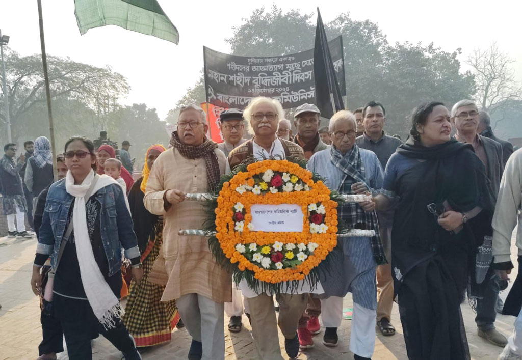 বুদ্ধিজীবী দিবস উপলক্ষে আজ রাজধানীর মিরপুরে শহীদ বুদ্ধিজীবী স্মৃতিসৌধ ও রায়েরবাজার বদ্ধভূমিতে বিভিন্ন সংগঠনের পক্ষ থেকে পুষ্পস্তবক অর্পণ করা হয়। সকালে সবার আগে  জাতির শ্রেষ্ঠ সন্তানদের প্রতি শ্রদ্ধা নিবেদন করেন রাষ্ট্রপতি মো. সাহাবুদ্দিন, এরপর অন্তর্বর্তীকালীন সরকারের প্রধান উপদেষ্টা অধ্যাপক ড. মুহাম্মদ ইউনূস। ছবি: মেহেদী হাসান