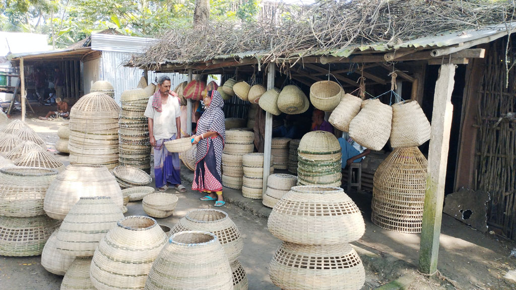 বাংলাদেশের ঐতিহ্য এই হস্তশিল্পগুলো। বাঁশের তৈরি হস্তশিল্পের খাঁচা, ঝুরি, মাছ ধরার পলোসহ বিভিন্ন উপকরণ দেশের গ্রামাঞ্চলগুলোতে এখনো বানানো হয়। ছবিটি পাবনার চাটমোহর উপজেলার মূলগ্রাম ইউনিয়নের রেলবাজার থেকে তোলা। সপ্তাহের প্রতিদিনই এখানে হস্তশিল্প বিক্রি হয়। ছবি: শুভাশীষ ভট্টাচার্য্য তুষার