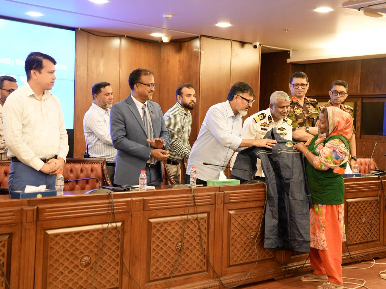 ২৫০০ পরিচ্ছন্নতাকর্মীকে রেইনকোট দিল ডিএনসিসির
