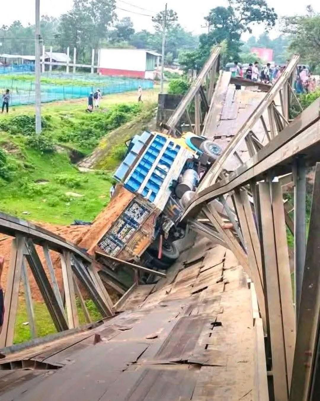 বেইলি সেতু ধসে ময়মনসিংহের তারাকান্দা-ধোবাউড়া যোগাযোগ বিচ্ছিন্ন