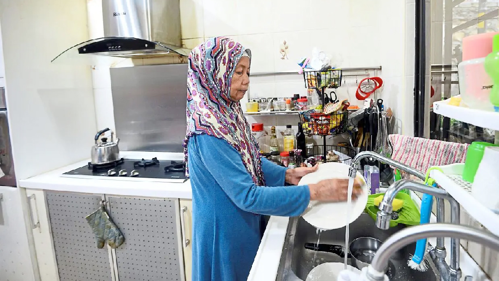 ইন্দোনেশিয়ায় গৃহকর্মী সুরক্ষা আইন পাস: পেনশন ও ছুটিসহ যেসব সুবিধা পাবেন তাঁরা