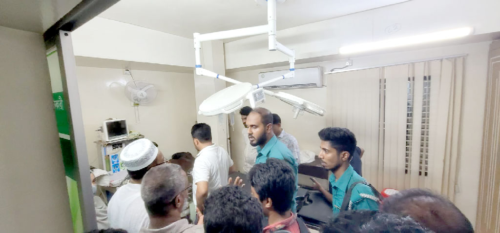 জটিল গর্ভাবস্থার রোগীর চিকিৎসার সময় ওটিতে ঢুকে চিকিৎসককে গ্রেপ্তার করল ডিবি পুলিশ