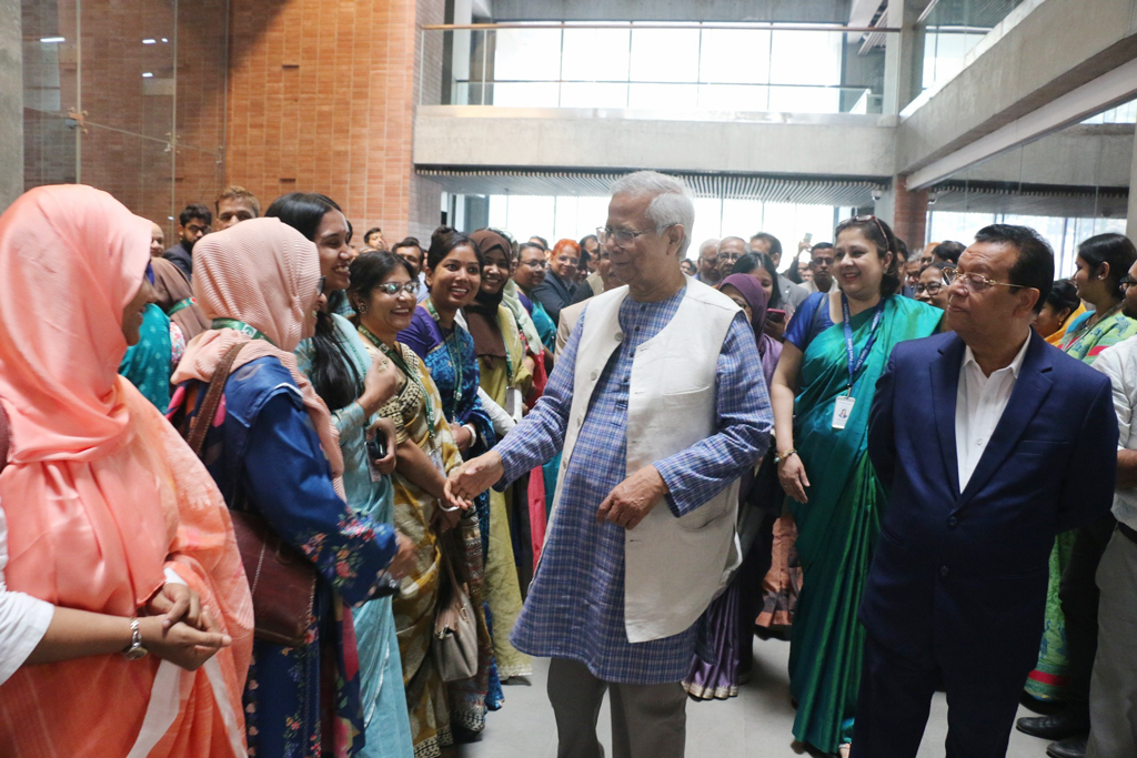 ১৮ মাস পর নিজ কর্মস্থলে ড. ইউনূস