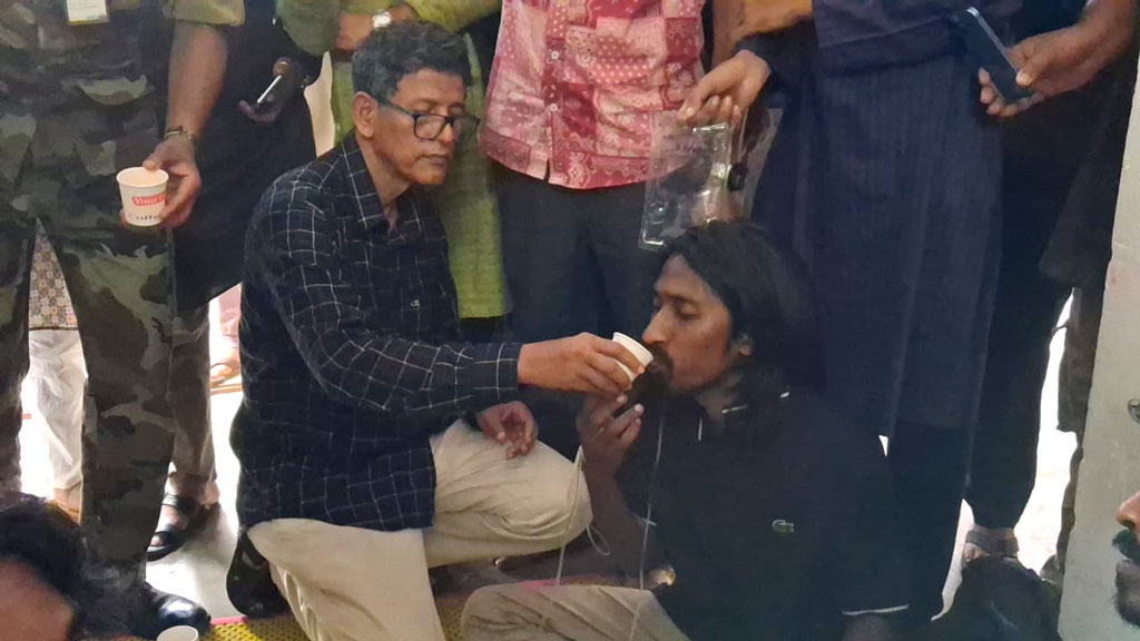 ভিসির আশ্বাসে ৫২ ঘণ্টা পর অনশন ভাঙলেন চবির ৯ শিক্ষার্থী