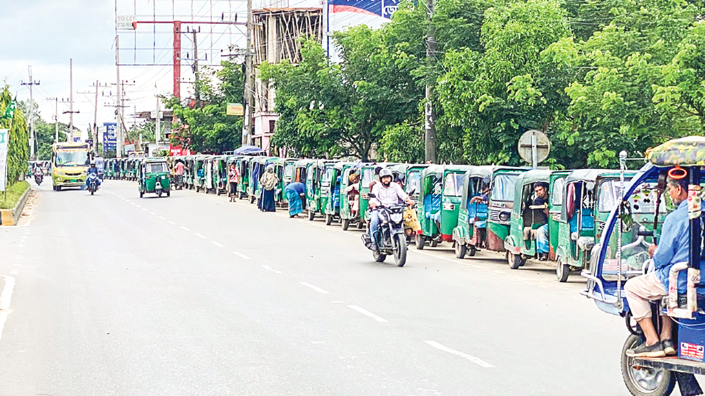 ১২ ঘণ্টার অপেক্ষায় পাওয়া গ্যাসে চলে ৫ ঘণ্টা
