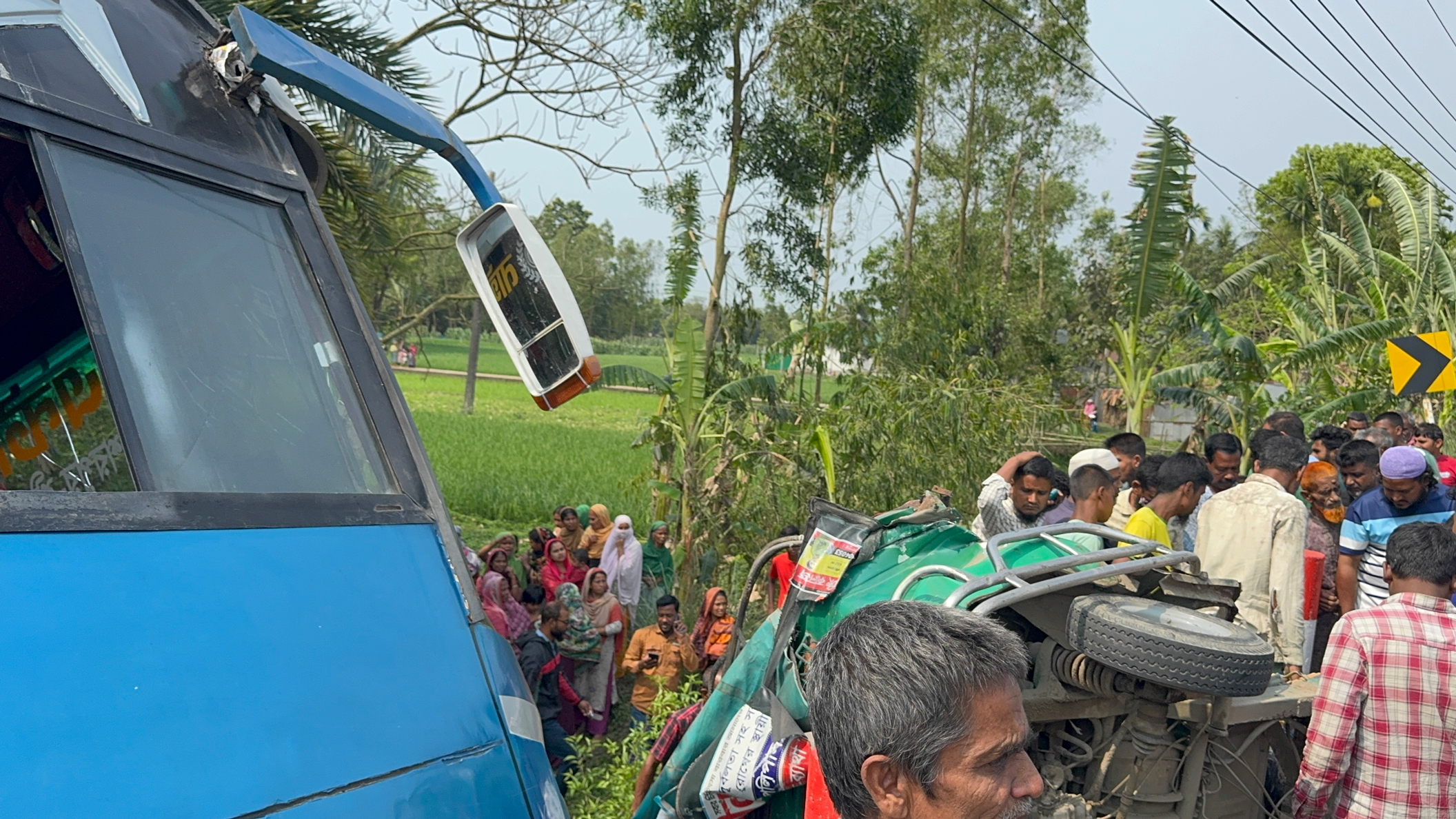 বাসের ধাক্কায় শিশু নিহত, মা-বোন-ভাই আহত