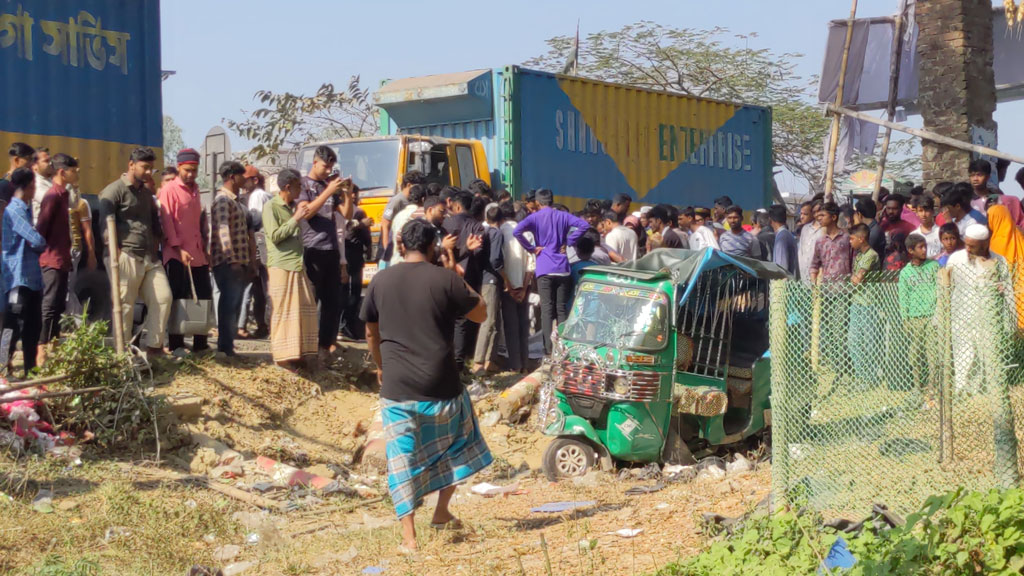 মিরসরাইয়ে ট্রাকের ধাক্কায় মাদ্রাসাশিক্ষার্থীসহ নিহত ২
