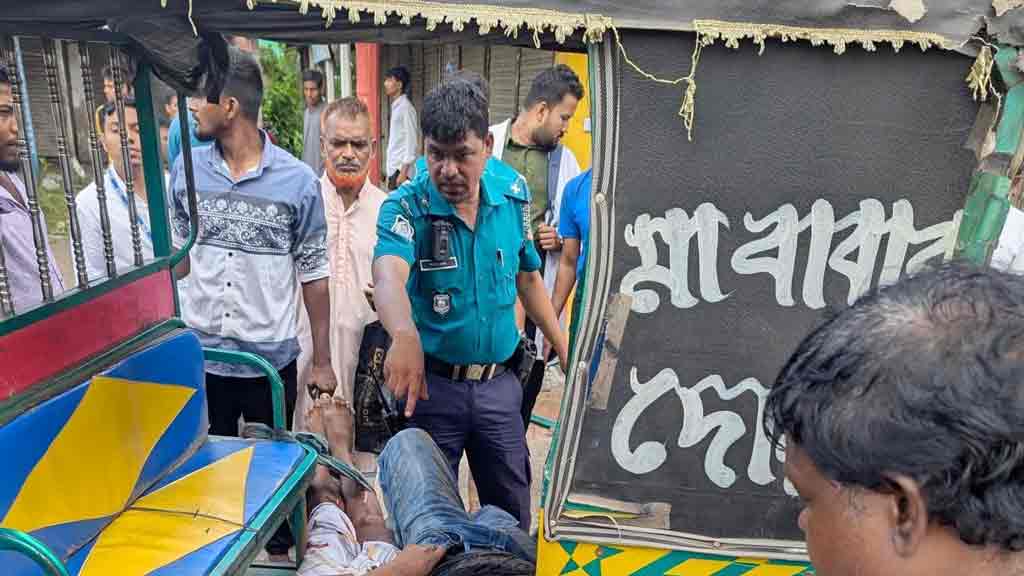 গাজীপুরে ট্রাকচাপায় অটোরিকশার ৩ যাত্রী নিহত