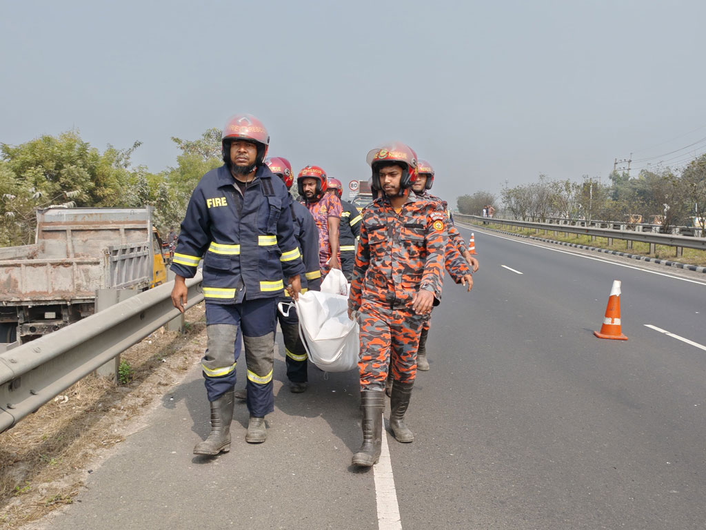 এক্সপ্রেসওয়েতে মোটরসাইকেল নিয়ন্ত্রণ হারিয়ে দুই আরোহী নিহত