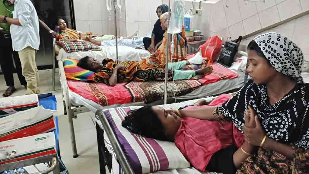 হাসপাতালের মর্গে তরুণীর মরদেহ, চোখ খুলেই মেয়েকে খুঁজছেন দুর্ঘটনায় আহত মা