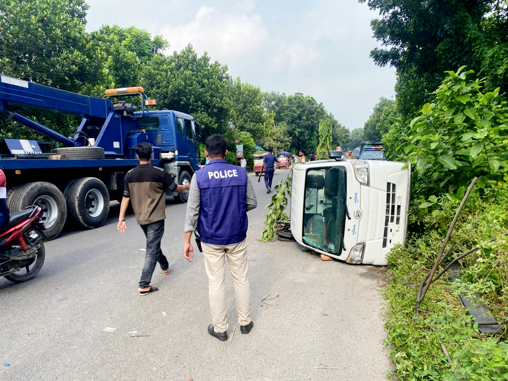 আসামি নিয়ে ফেরার পথে পিকআপ উল্টে নিহত পুলিশ সদস্য, আহত ১০