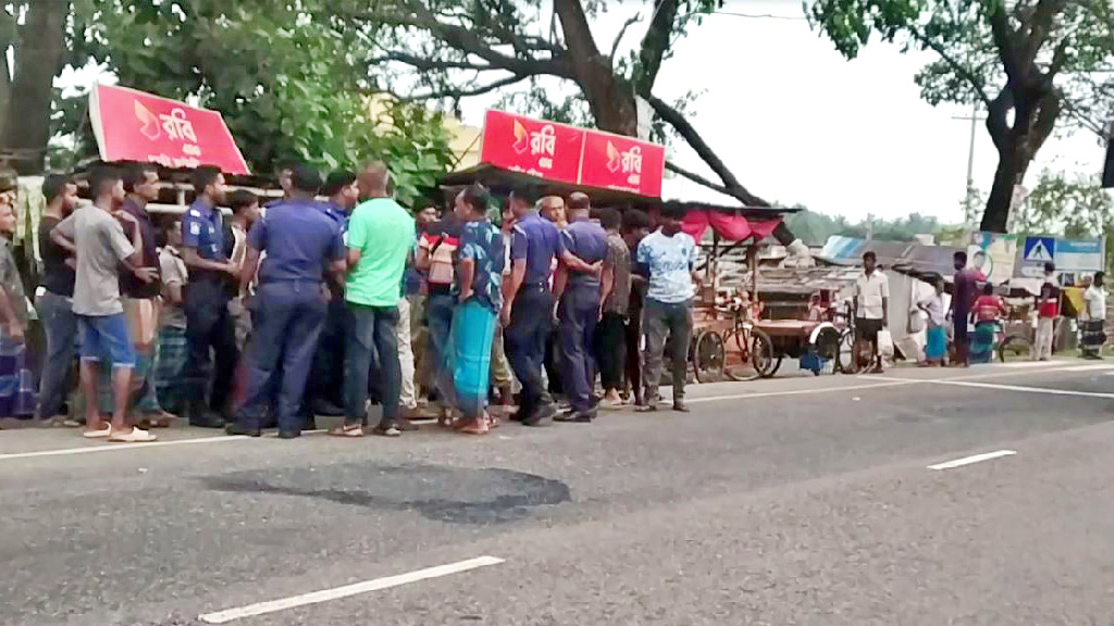 মহাসড়কে বাসচাপায় প্রাণ গেল স্কুলশিক্ষার্থীর