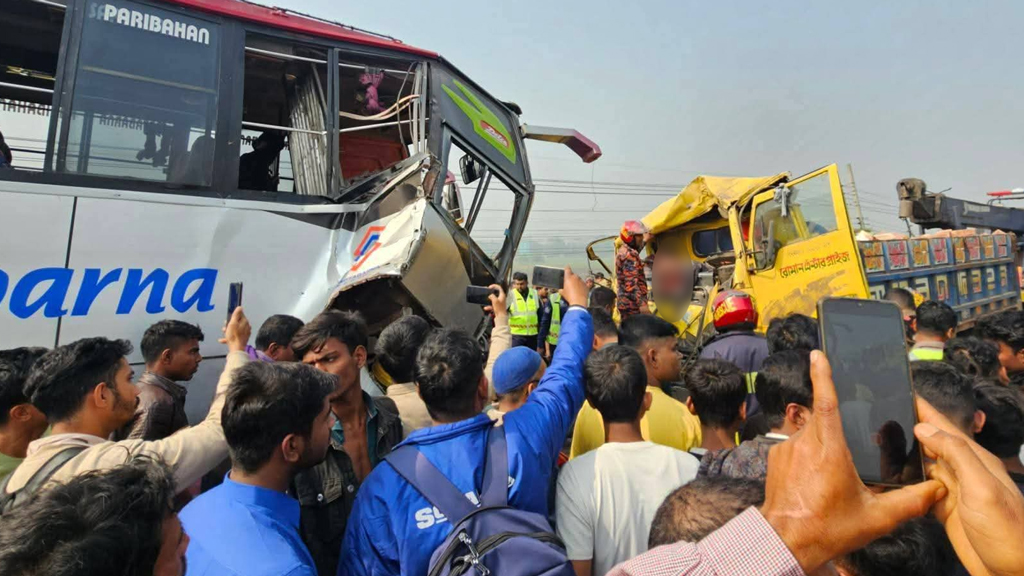 ফরিদপুরে বাস-ট্রাক সংঘর্ষ, ট্রাকচালক ও সহকারী নিহত