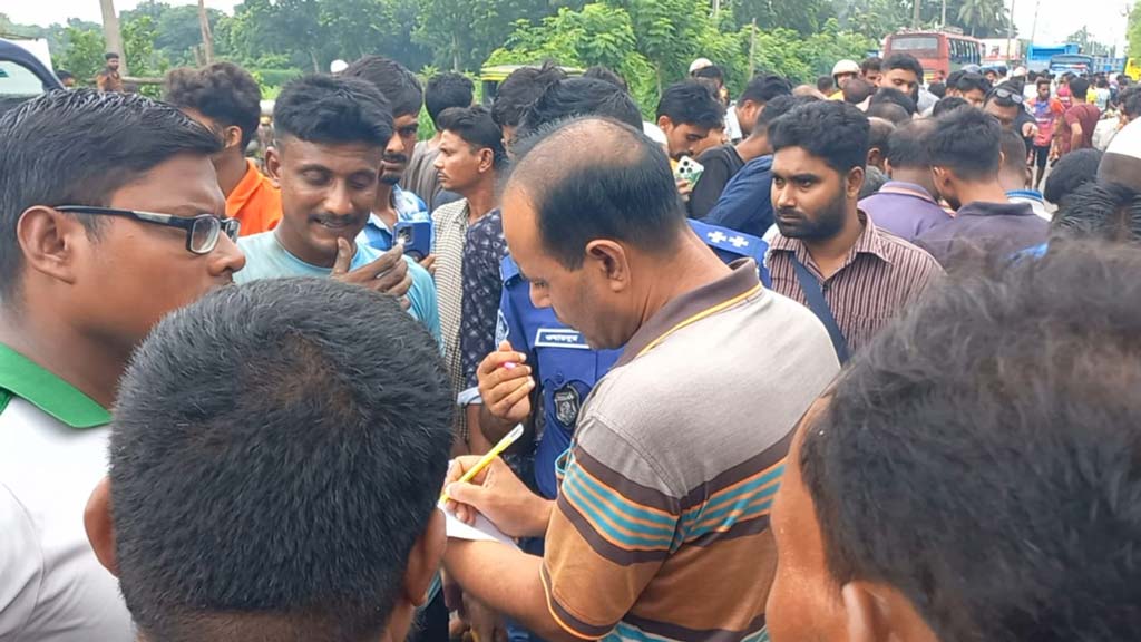 মনিরামপুরে বাসের ধাক্কায় ২ জন নিহত, আহত ৩