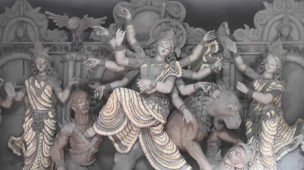 দেড় লাখ দেশলাই কাঠি ও ১০ কেজি নকশি সুতোয় সাজছে দুর্গা