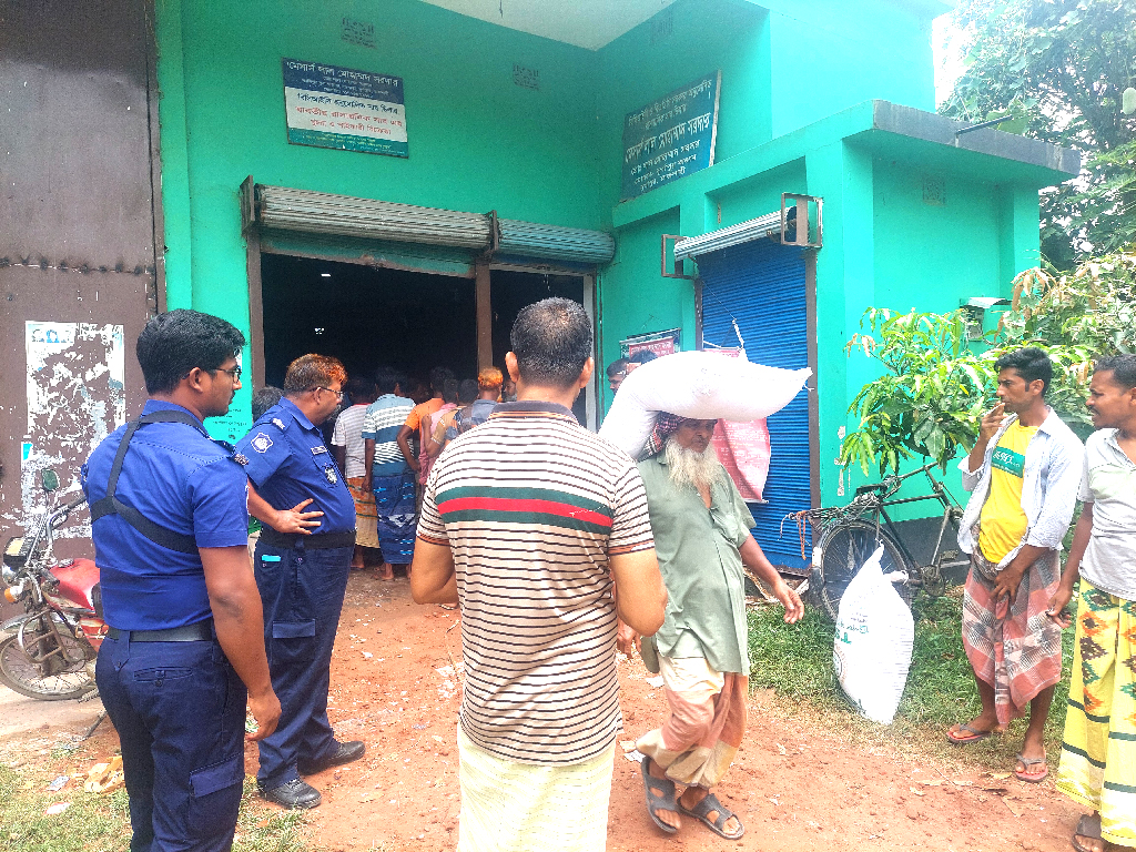 গোডাউনে মজুত সার, মাঠে সংকট, কৃষকদের হট্টগোলে পুলিশের উপস্থিতিতে সার বিতরণ