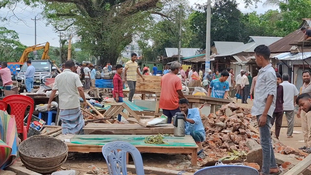 নেত্রকোনায় সওজের অবৈধ স্থাপনা উচ্ছেদ অভিযান