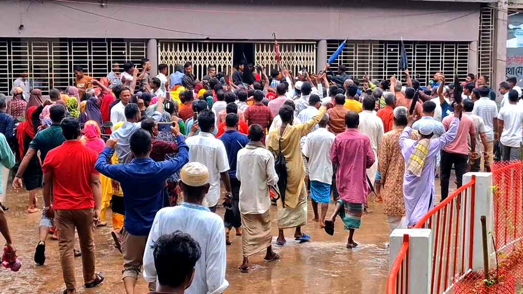 দুর্গাপুরে খাল খননের বকেয়া মজুরির দাবিতে ইউএনও কার্যালয় ঘেরাও শ্রমিকদের