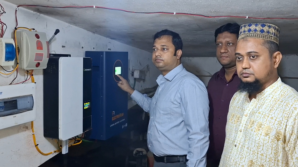 দুর্গাপুরে সরকারি হাসপাতালে ২৪ ঘণ্টা বিদ্যুৎ নিশ্চিতে সোলার ইনভার্টার স্থাপন