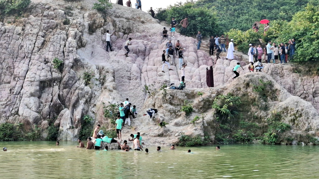 ঈদের ছুটিতে দর্শনার্থীদের ভিড়ে মুখর সাদামাটির পাহাড়