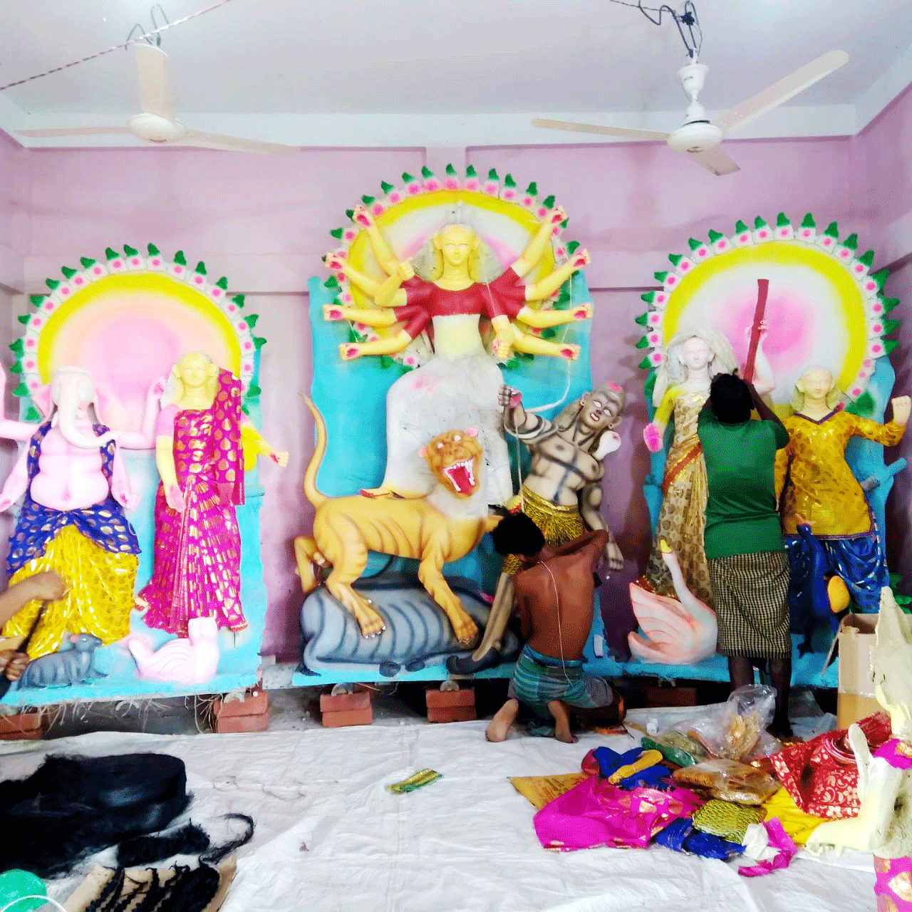 বাতাসে পূজার ঘ্রাণ, মণ্ডপগুলোতে শেষ পর্যায়ের প্রস্তুতি