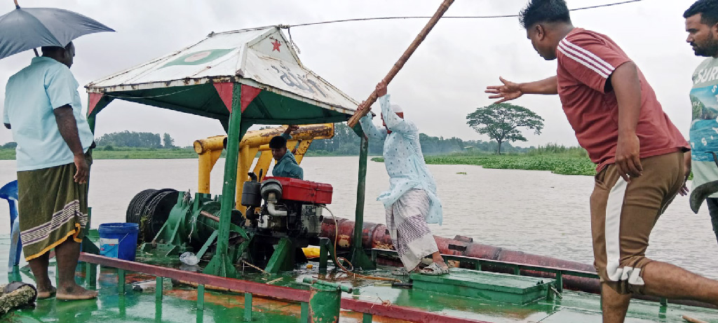 ধলেশ্বরীতে বালু উত্তোলন, ভাঙনের শঙ্কায় ড্রেজারে এলাকাবাসীর ভাঙচুর