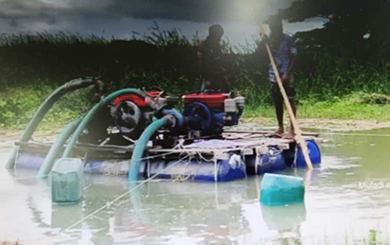 রাতের আঁধারে ‘কোপা ড্রেজার’ দিয়ে ফসলি জমির মাটি কেটে বিক্রি