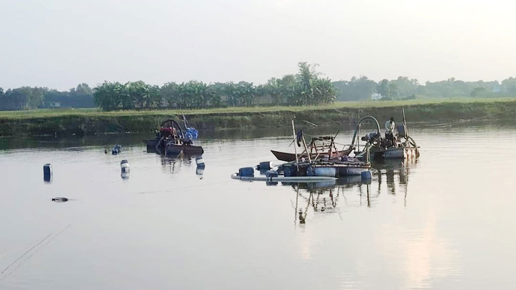কৃষিজমির মাটি তোলা বন্ধে অভিযান, ৫ ড্রেজার মেশিন ধ্বংস