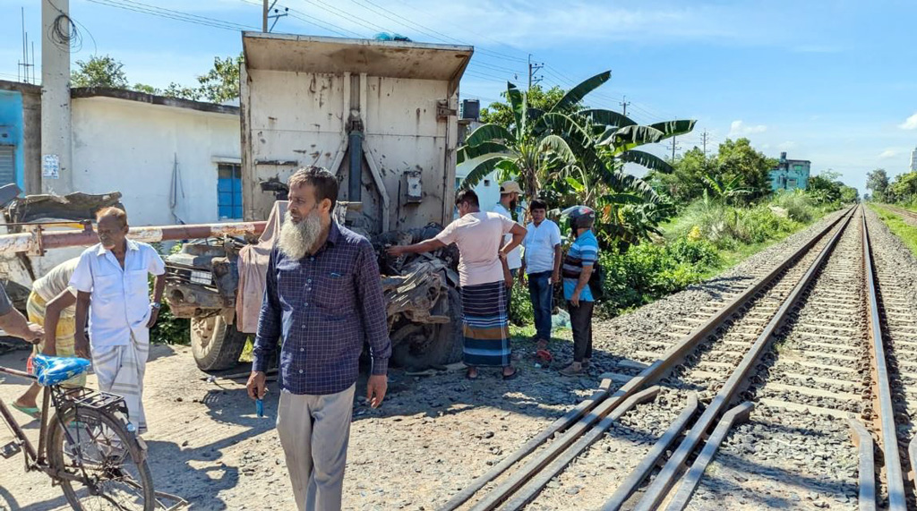 গাজীপুরে ট্রেনের ধাক্কায় ডাম্পট্রাকের চালক ও সহকারী নিহত